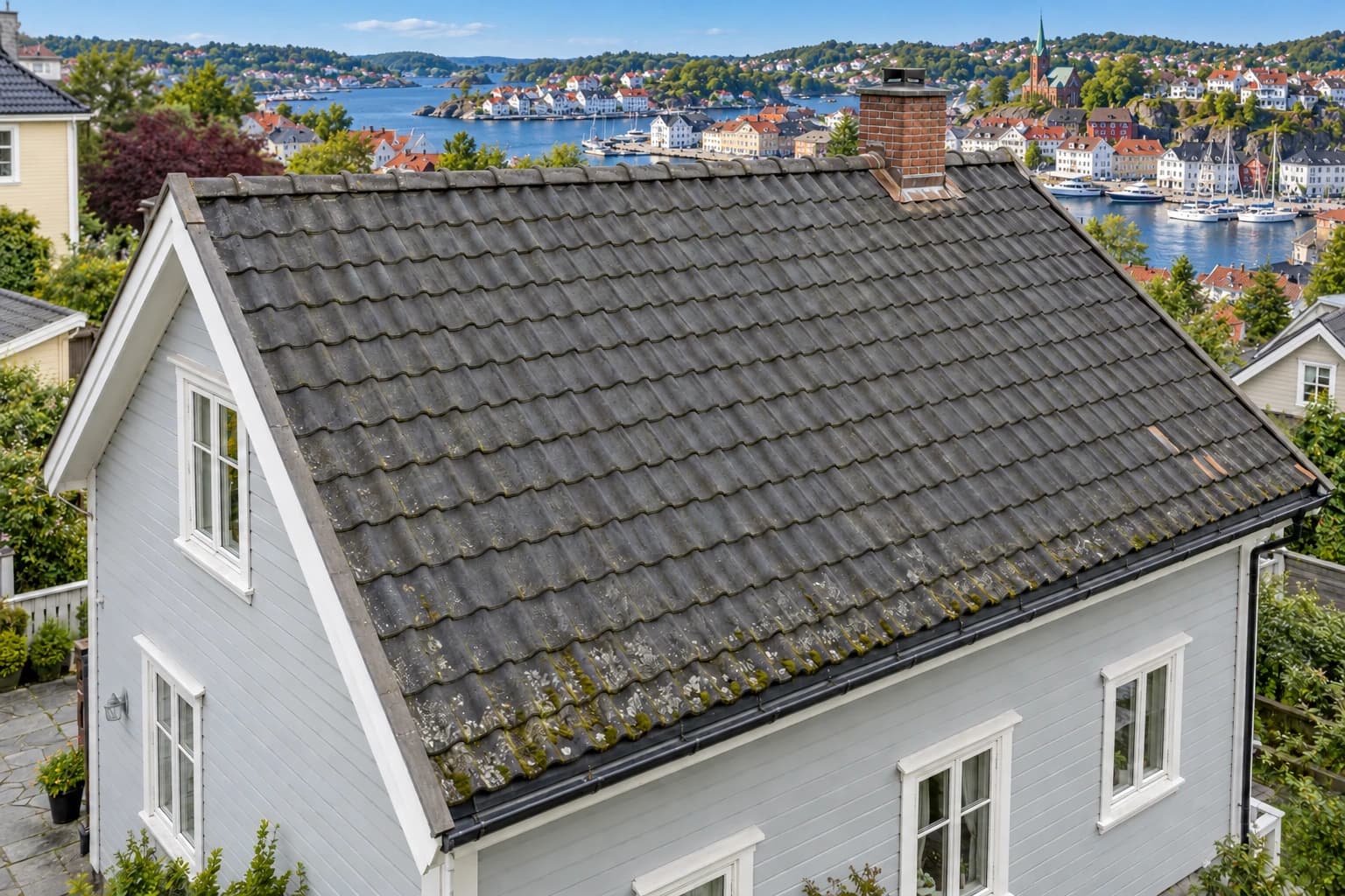 Illustrert eldre betongsteinstak i et bomiljø inspirert av Arendal