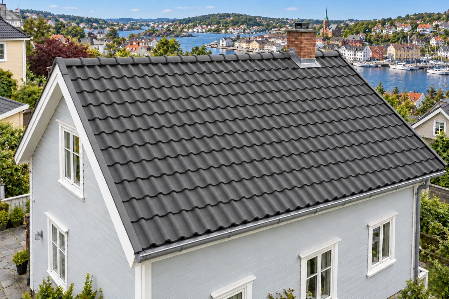Ny tekking, møne og beslag er vist her. Åpne taket for å se lagene under.